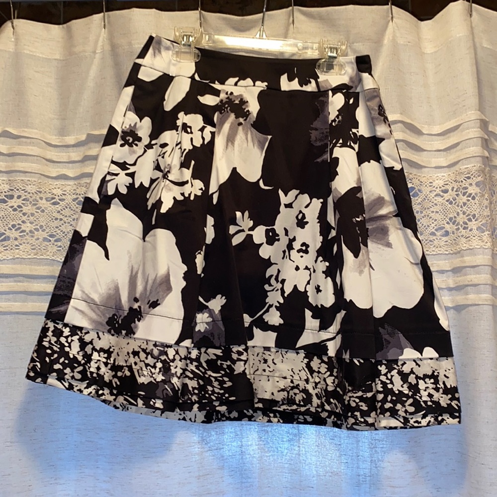 🆕 White House Black Market skirt 🆕
